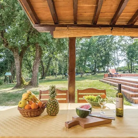 Three-bedroom In Hébergement de vacances Barban
